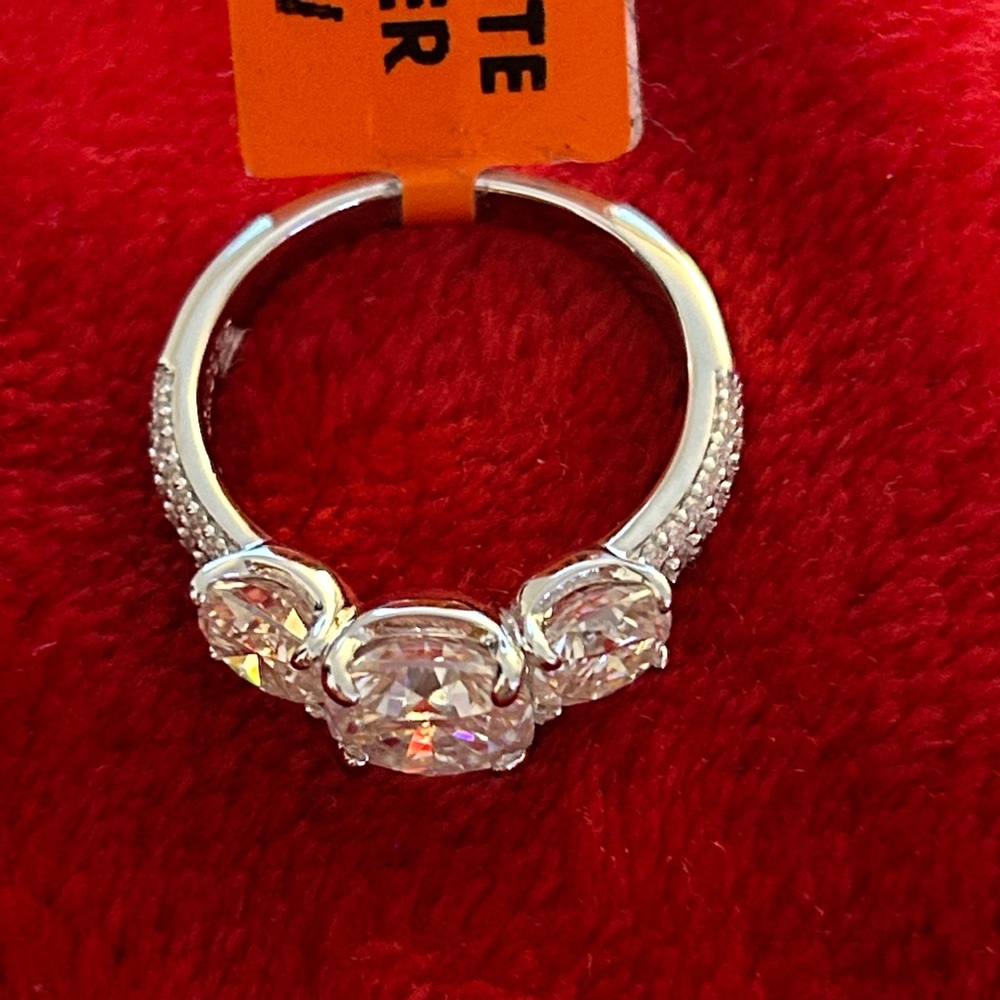 Luxury 4.00 CTW Moissanite Diamond 3 stone ring size 9 - Picture 4 of 7
